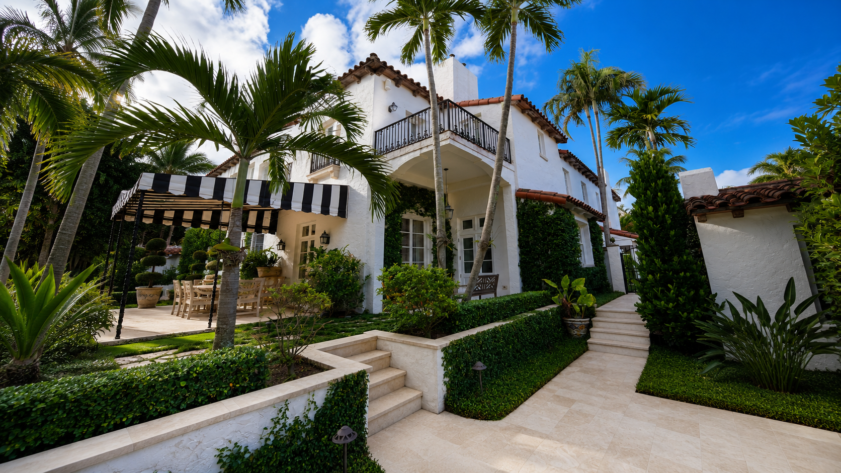 Palm Beach exterior living space with integrated outdoor speakers.